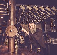 Aulendorfer Ritterkeller, Rittermahl, Theke, Ausschank, mittelalterliche Gewandung, Wohl bekommts, mittelalterliches Ambiente, historischer Gewölbekeller