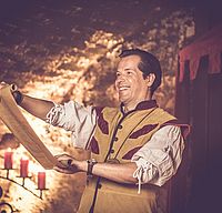 Mundschenk Ludwig Aulendorfer Ritterkeller, Mittelalter, Verlesung der Tischregularien, Manuskript, Buehne, mittelalterliches Ambiente, Erlebnis