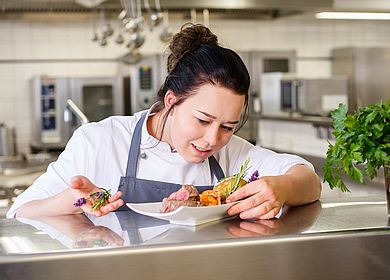 Team der Kueche Gasthaus zum Rad, Koch, Kueche, Letzter prüfender Blick, Hotel Arthus, Ritterkeller, Freude, Genuss, Kochen, Liebe zu Lebensmitteln, Spaß bei der Arbeit, Speisen