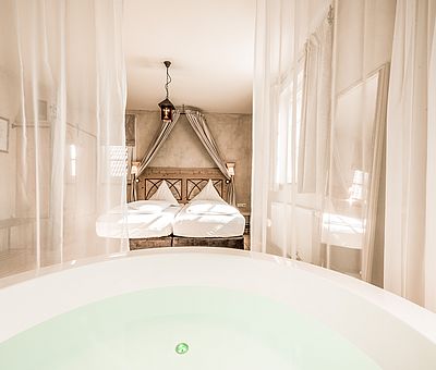 Whirlwanne, Schlafbereich, Junior Suite Dom Perignon, Hotel Arthus