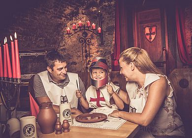 Aulendorfer Ritterkeller, historischer Gewölbekeller, Kinderrittermahl, Rittermahl mit der Familie, Kleiner Ritter in Rüstung, Speis und Trank im Mittelalter