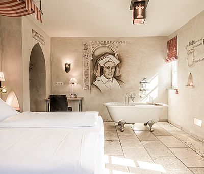 Schlafbereich, freistehende Badwanne Themenzimmer Hildegard von Bingen, Hotel Arthus