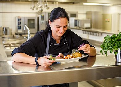 Kuechenteam Gasthaus zum Rad, Koch, Kueche, Letzter prüfender Blick, Hotel Arthus, Ritterkeller, Freude, Genuss, Kochen, Liebe zu Lebensmitteln, Spaß bei der Arbeit, Speisen