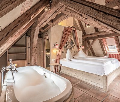 Schlafbereich und freistehende Badewanne Themenzimmer Barbarossa, Hotel Arthus