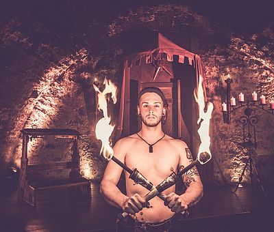 Feuershow, Künstler Fraxinus, Unterhaltung, mittelalterliche Unterhaltung, Rahmenprogramm, großes Rahmenprogramm, Rittermahl, Ritterkeller, Aulendorf