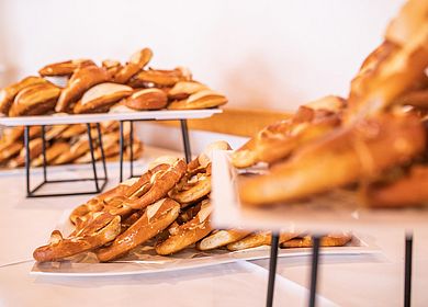 Detailaufnahme Tagungspauschale, Tagen im Hotel Arthus, Butterbrezeln, Kreative uind leckere Pause zwischendurch