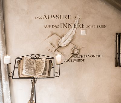 Details, Schriftzug Themenzimmer Walther von der Vogelweide, Erlebnishotel, Klosterhotel, Hotel Arthus