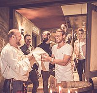 Haendewaschung Ritterkeller Aulendorf, Rittermahl, Rahmenprogramm, Unterhaltung, Erlebnis, Ausflug in eine längst vergangene Zeit, Rosenbad, Rosenwasser, Holzzuber, Ritter