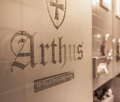 Details, Schriftzug, Doppelzimmer, Hotel Arthus, mittelalterlicher Bereich