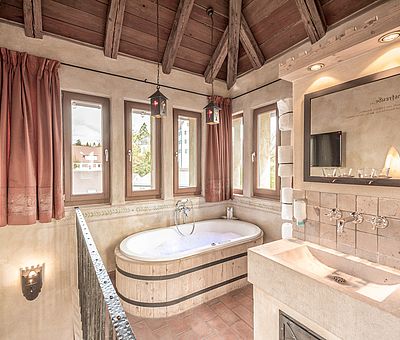Whirlwanne, Bad, Turmzimmer, Ausblick Aulendorfer Schloss, Hotel Arthus