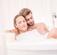 Nahaufnahme Liebespaar, Paar, Zeit zu zweit, Whirlwanne Junior Suite Norbertus, Hotel Arthus