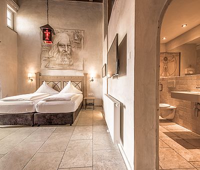 Schlaf- und Badbereich Themenzimmer Leonarda da Vinci, Hotel Arthus