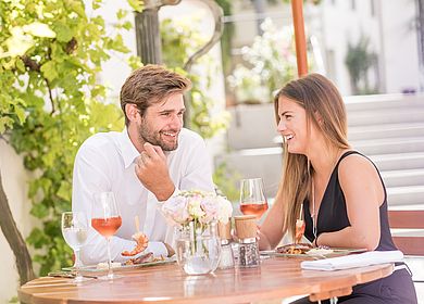 Biergarten, Gartenwirtschaft Hotel Arthus, Paar, Mittagessen im Sommer, Gasthaus zum Rad